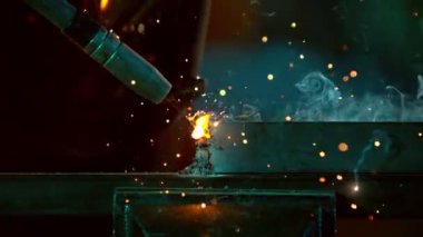 Atölyede kaynakçının çok yavaş çalışması. Detay atışı, düşük odaklanma derinliği. Yüksek Hız Sinema Kamerasında, 1000 fp..