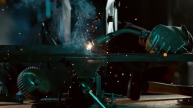 Atölyede kaynakçının çok yavaş çalışması. Detay atışı, düşük odaklanma derinliği. Yüksek Hız Sinema Kamerasında, 1000 fp..