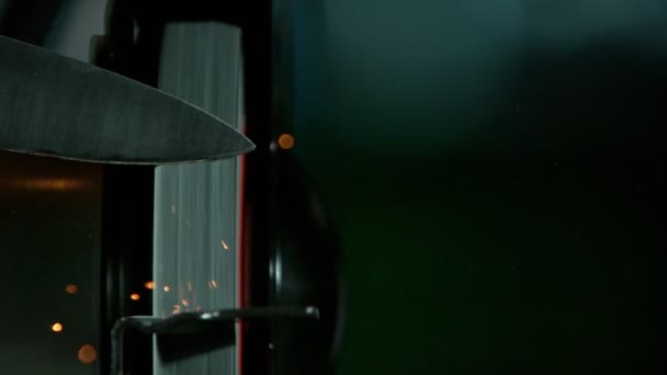 Super Slow Motion Grinding Knife Detalu Niska Głębia Skupienia Nakręcony — Wideo stockowe