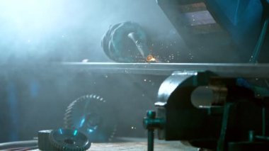 Atölyede kaynakçının çok yavaş çalışması. Detay atışı, düşük odaklanma derinliği. Yüksek Hız Sinema Kamerasında, 1000 fp..