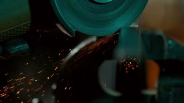 Demir tüpü testere ile kesmenin süper yavaş hareketi. Ağır Sanayi 'de çok çalışmak, Atölye' de çalışmak. Düşük Odaklanma Derinliği. Yüksek Hız Sinema Kamerasında, 1000 fp..