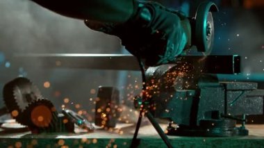 Demir tüpü testere ile kesmenin süper yavaş hareketi. Ağır Sanayi 'de çok çalışmak, Atölye' de çalışmak. Düşük Odaklanma Derinliği. Yüksek Hız Sinema Kamerasında, 1000 fp..