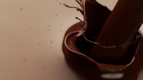 Super Lento Movimento Versare Cioccolato Fondente Caldo Fuso Primo Piano — Video Stock