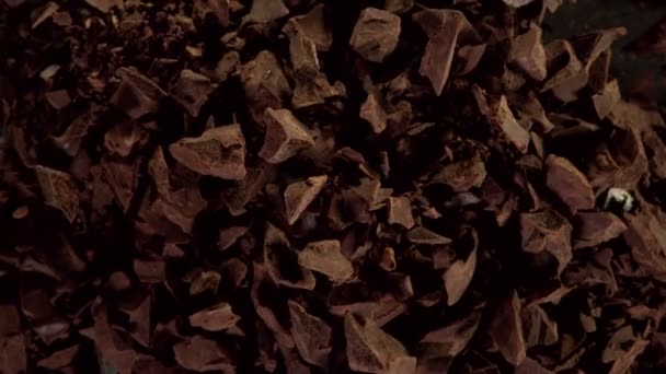 Super Pomalý Pohyb Létajících Syrových Čokoládových Kousků Natočeno Vysokorychlostní Kameře — Stock video