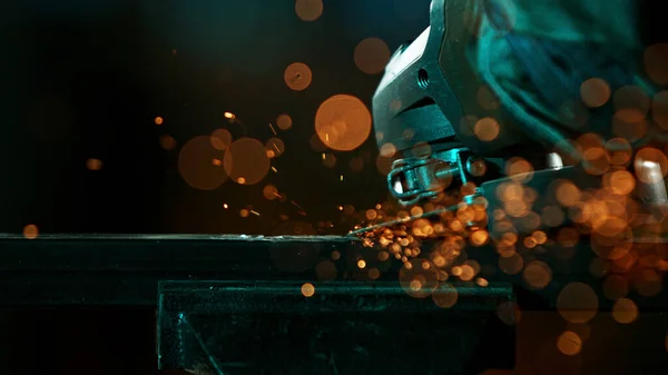 Detail Industry Worker Cutting Steel Pipe Flex Circular Saw Macro — Stockfoto