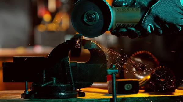 Detail Industry Worker Cutting Steel Pipe Flex Circular Saw Macro — Stock Fotó