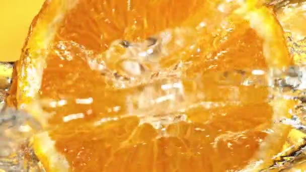 Sıçratan Portakal Diliminin Süper Yavaş Hareketi Dönen Portakal Dilimi Sulama — Stok video