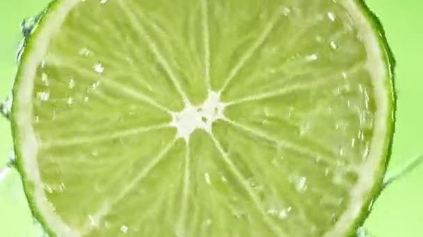 Super Slow Motion Lime Slice Water Splashes Rotating Slice Lime — Stock video