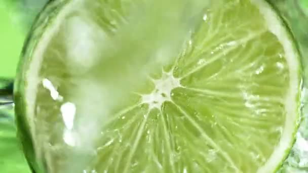 Super Slow Motion Lime Slice Water Splashes Rotating Slice Lime — Stock video