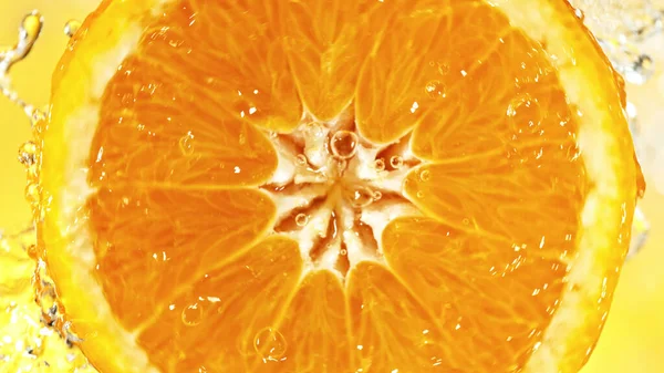 Slice Orange Water Splashes Colored Background Isolated Studio Shot Fresh — Stockfoto