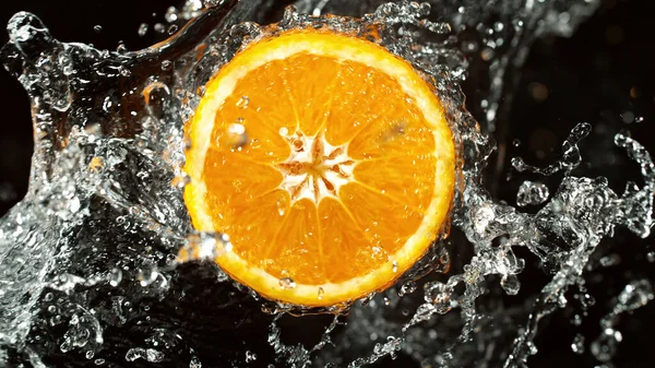 Krajíc Pomeranče Vodou Stříkající Černém Pozadí Izolované Studio Záběr Čerstvé — Stock fotografie