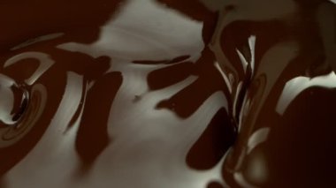 Gerçek Erimiş Çikolatanın Süper Yavaş Hareketi, Sıçrama. Yüksek Hız Sinema Kamerası, 1000fps.