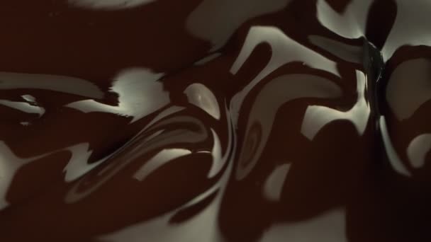 Super Pomalý Pohyb Opravdové Roztavené Čokolády Šplouchání Natočeno Vysokorychlostní Kamerou — Stock video