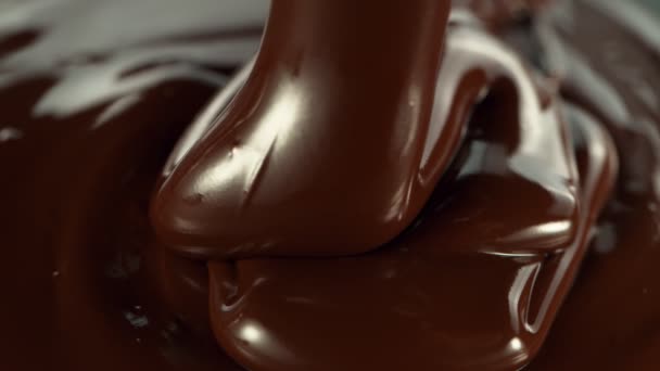 Szuper Lassú Mozgása Öntött Valódi Sűrű Olvadt Csokoládé Nagysebességű Fényképezőgéppel — Stock videók