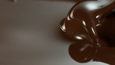 Koyu Sıcak Çikolata Sıçratmanın Süper Yavaş Hareketi. Yüksek Hız Sinema Kamerası, 1000fps.