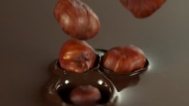 Erimiş çikolatanın içine düşen fındıkların süper yavaş hareketi. Yüksek Hız Sinema Kamerası, 1000fps.