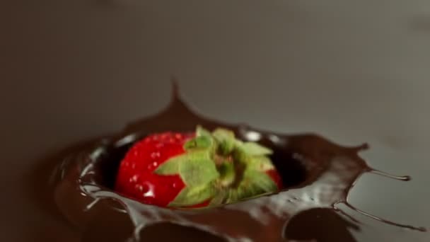 Super Slow Motion Falling Strawberry Stopionej Czekoladzie Nagrywane Szybką Kamerą — Wideo stockowe