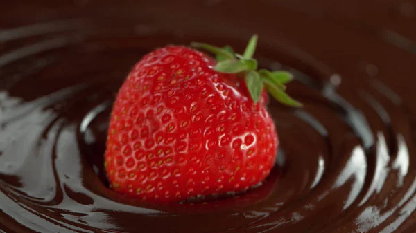 Close Van Aardbei Geplaatst Gesmolten Chocolade Macro Shot — Stockfoto