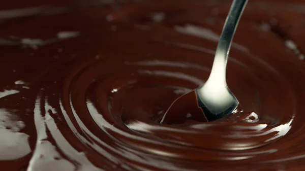 Close Van Roerende Stroom Gesmolten Chocolade Het Creëren Van Gladde — Stockfoto