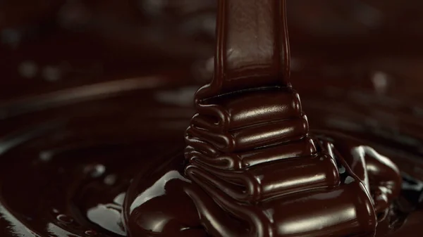 Nahaufnahme Von Strömender Geschmolzener Schokolade Wodurch Lockige Formen Entstehen — Stockfoto