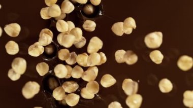 Erimiş çikolataya düşen fındıkların süper yavaş hareketi. Yüksek Hız Sinema Kamerası, 1000fps.
