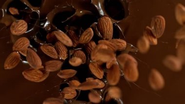 Erimiş çikolataya düşen bademlerin süper yavaş hareketi. Yüksek Hız Sinema Kamerası, 1000fps.