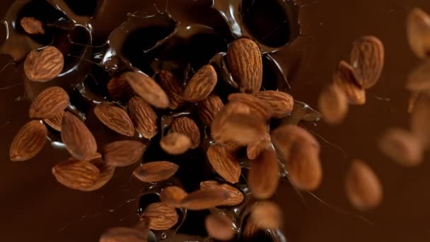 Super Pomalý Pohyb Padajících Mandlí Roztavené Čokolády Natočeno Vysokorychlostní Kameře — Stock video
