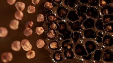 Erimiş çikolataya düşen fındıkların süper yavaş hareketi. Yüksek Hız Sinema Kamerası, 1000fps.