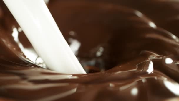 Super Hidas Motion Milk Kaatamalla Kuumaan Sulaneeseen Suklaaseen Kuvattu High — kuvapankkivideo