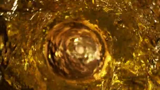 Super Câmera Lenta Derramamento Uísque Bebida Chá Gelado Forma Torção — Vídeo de Stock