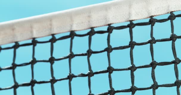 Szuper Lassított Felvétel Teniszlabda Hálóba Ütéséről Alacsony Fókusz Alacsony Látószög — Stock videók