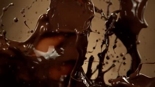 Super Slow Motion Melted Chocolate Splashing Waves Shapes Isolated Brown — Vídeo de Stock