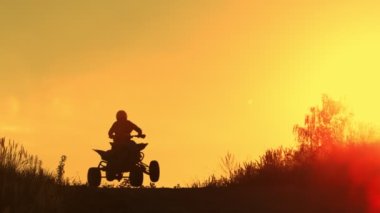 Günbatımında Zıplayan Dörtlü Motorcunun Süper Yavaş Hareketi. Yüksek Hız Sinema Kamerası Fantom, 1000 fps.