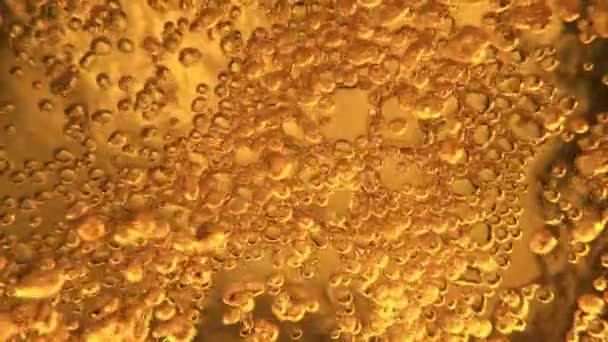 Super Cámara Lenta Whisky Burbujeante Coñac Superficie Aceite Filmado Cámara — Vídeos de Stock