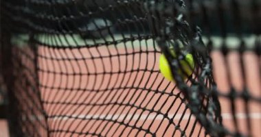 Tenis topunu ağlara çarpmanın süper yavaş çekimi. Düşük odaklanma derinliği. Yüksek hızlı sinema kamerası, 1000fps.
