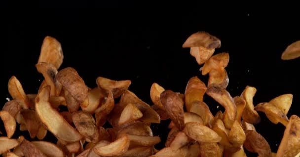 超慢的飞行油炸美国土豆黑色背景 用高速摄像机拍摄 每秒1000帧 — 图库视频影像