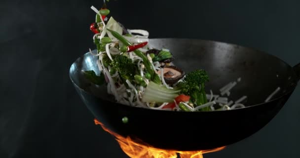 超慢速运动的亚洲面与蔬菜从锅里 用高速摄像机拍摄 每秒1000帧 — 图库视频影像