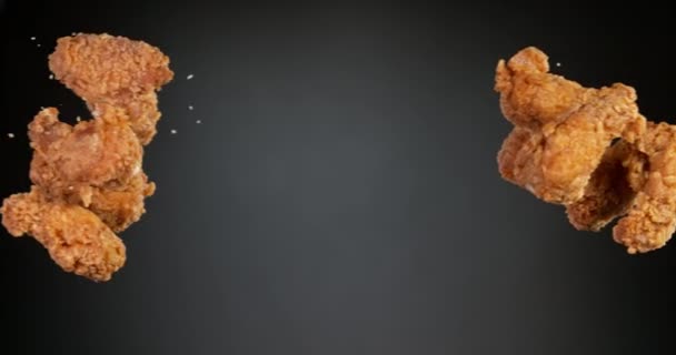 Супер Повільний Рух Літаючих Смажених Курячих Шматочків Потрапляють Повітря Ізольовані — стокове відео