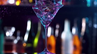Buz küpünün kokteyl içeceğine düşmesi çok yavaş bir hareket, kamera hareketi. Rampa hızı etkisi. Yüksek hızlı sinema kamerası, 1000 fps..