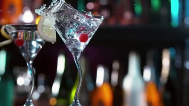 Buz küpünün kokteyl içeceğine düşmesi çok yavaş bir hareket, kamera hareketi. Rampa hızı etkisi. Yüksek hızlı sinema kamerası, 1000 fps..