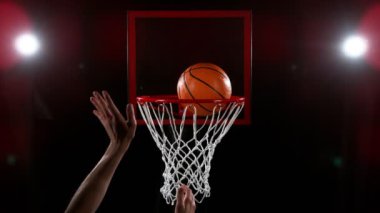Basketbolcunun potaya vuruşunun süper yavaş çekimi. Yüksek hızlı sinema kamerası Fantom, 1000fps. Hız rampası etkisi.
