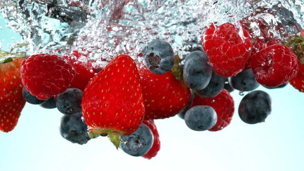 Frutti Bosco Che Cadono Sott Acqua Fondo Bianco Fresco Succosa — Foto Stock