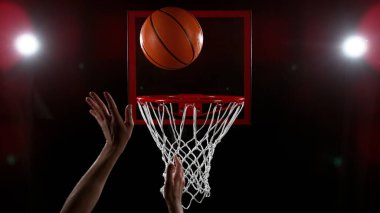 Basketbolcunun topu potaya atmasının ayrıntıları. Siyah arkaplanda izole.