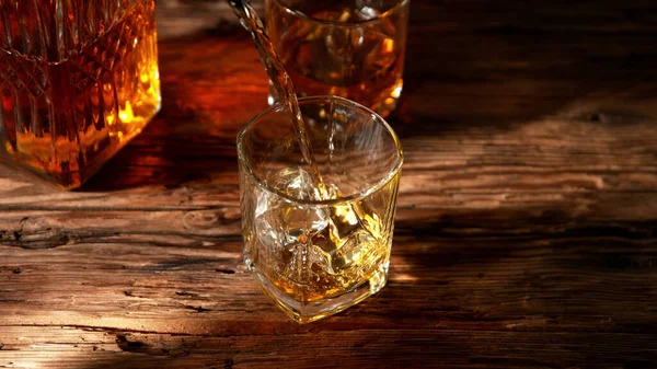 Szczegóły Wlewania Whisky Szkła Służył Starym Drewnianym Stole — Zdjęcie stockowe