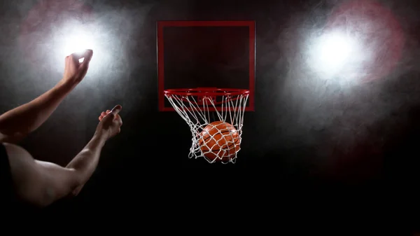 Dettaglio Del Giocatore Basket Che Segna Palla Nel Cestino Isolato — Foto Stock