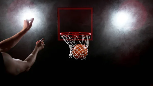 Detalj Basketspelare Scoring Bollen Korgen Isolerad Svart Bakgrund — Stockfoto