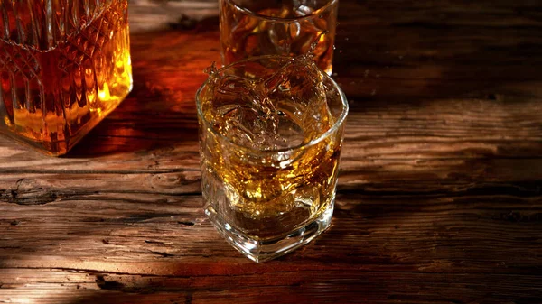 Frys Rörelse Fallande Iskub Glas Ett Glas Whisky Serverat Gammalt — Stockfoto