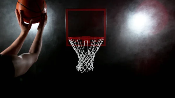 Basketbolcunun Topu Potaya Atmasının Ayrıntıları Siyah Arkaplanda Izole — Stok fotoğraf