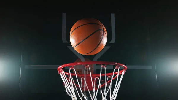 Detail Van Basketbal Die Basket Raakt Geïsoleerd Zwarte Achtergrond — Stockfoto