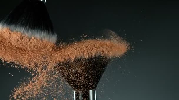 Mouvement Super Lent Des Pinceaux Maquillage Avec Poudre Brune Volante — Video